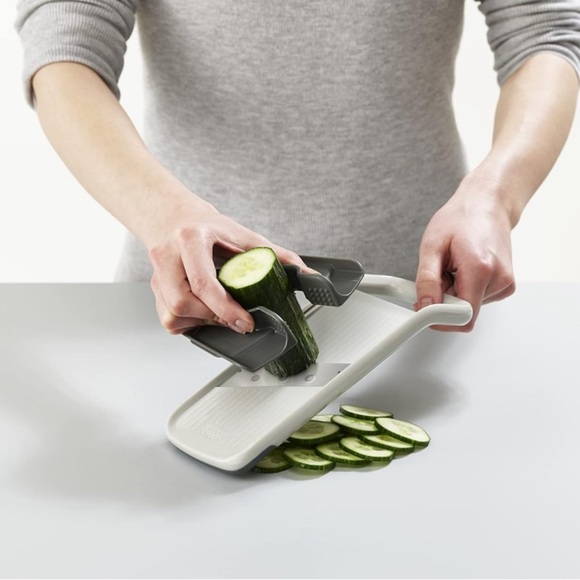 Joseph Joseph Duo Multi-grip Mandoline + Veggetti Spiral Vegetable Cutter - Picture 5 of 10